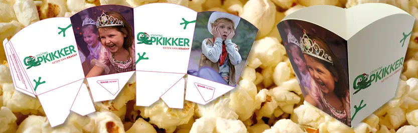 mooie popcorn bakjes bedrukt met foto's en tekst voor het evenement opkikkerweekend