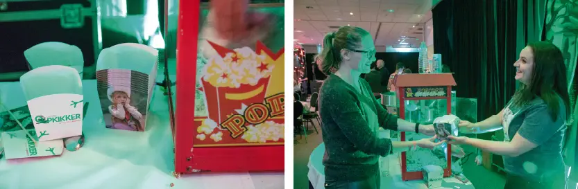 uitdelen bedrukte popcorn bakjes opkikkerweekend evenement met popcorn machine